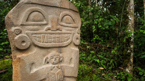 Estatua precolombina en San Agustín, Colombia, de un adulto sujetando un bebé. / © Adobe Stock