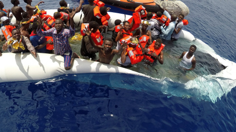 Inmigrantes rescatados en las costas de Libia por una embarcación de Save the Children. REUTERS/Stefano Rellandini