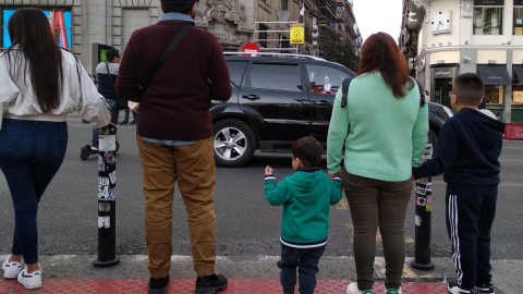 Dos niños esperan para cruzar en un paso de cebra de Madrid. / H.M.