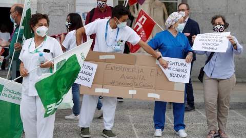 Manifestación que los sindicatos de la sanidad pública en la Comunidad de Madrid han convocado este martes ante el hospital Clínico de Madrid. /EFE