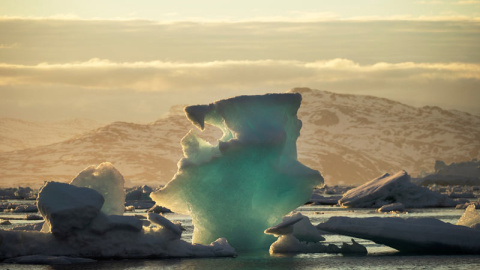 Un iceberg flota en un fiordo cerca de la localidad de Tasiilaq, en Groenlandia. (LUCAS JACKSON | EFE)