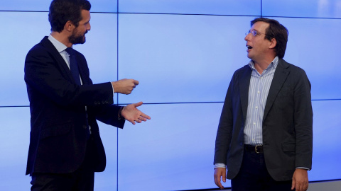 El líder del PP, Pablo Casado, conversa con el alcalde de Madrid, José Luis Martínez-Almeida, nuevo portavoz nacional. /EFE/Mariscal