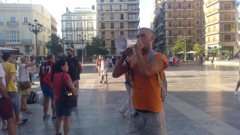 Fernando Vizcaino en la Plaza de la Virgen de Valencia contra las mascarillas.