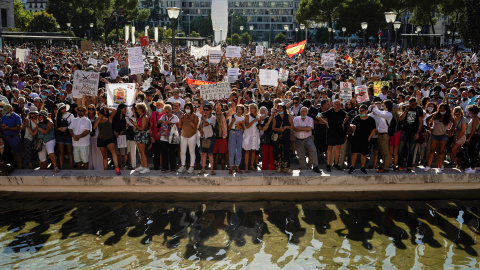 Protesta contra el uso de máscaras protectoras durante la pandemia de la enfermedad por coronavirus (COVID-19), en Madrid​ / Reuters