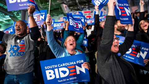 29/02/2020. -Ciudadanos estadounidenses durante un acto de campaña de Joe Biden. / EFE - JIM LO SCALZO