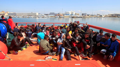 Los 66 inmigrantes rescatados esta mañana por Salvamento Marítimo cuando viajaban a bordo de cuatro pateras en el Estrecho de Gibraltar. EFE/A.Carrasco Ragel