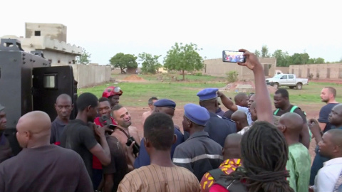 La Policía rescata a varias personas del centro vacacional de Le Campement Kangaba, en Mali, que fue asaltado por tres hombres armados. REUTERS