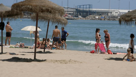 Varias personas disfrutan de un soleado día en la playa, el lunes pasado en Mellila. EFE/F. G. Guerrero