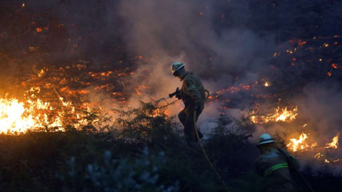 Un bombero intenta apagar un foco de fuego cerca del pueblo de Fato, en el centro de Portugal. | RAFAEL MARCHANTE (REUTERS)