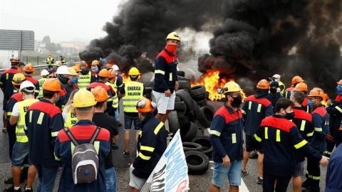 Decenas de trabajadores de la factoría de Alcoa en San Cibrao, Cervo (Lugo). EFE/Eliseo Trigo