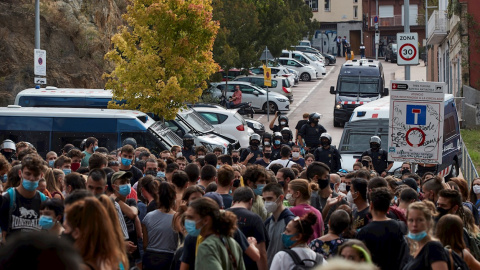 17/09/2020.- Los Mossos d'Esquadra en desahucio  de una vivienda propiedad de Oleguer Pujol en el barrio de Horta-Guinardó de Barcelona. / EFE