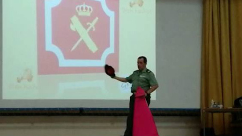 Agente de Guardia Civil dando una clase de toreo a los asistentes a la Academia de la Guardia Civil en Baeza (Jaén)