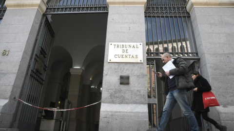 Un hombre pasa por la puerta principal del edificio del Tribunal de Cuentas en Madrid. E.P./Óscar Cañas