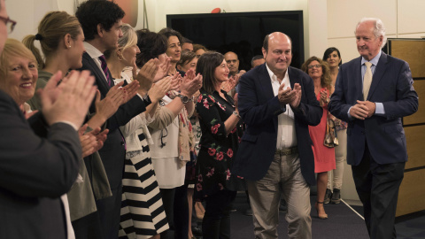 La dirección del PNV recibe con aplausos a Juan Mari Atutxa a su llegada a Sabin Etxea, la sede del partido, tras conocerse que el Tribunal Europeo de Derechos Humanos (TEDH) ha condenado a España por violación del derecho a un proceso equitativo al ex