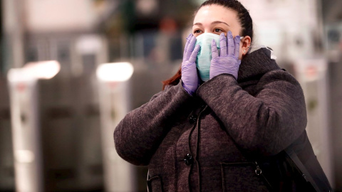 Una mujer se protege con una mascarilla. EFE/Mariscal/Archivo