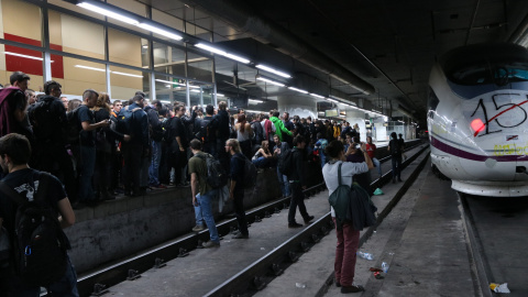 Diverses persones ocupen l'andana de l'estació de Sants de Barcelona el 8 de novembre de 2017. ANDREA ZAMORANO / ACN