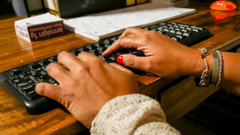 Unas manos de mujer escriben en el teclado de un ordenador, sobre una mesa de madera. - Ricardo Rubio - Europa Press - Archivo