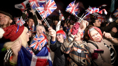 Ciudadanos británicos celebran el Brexit.-  EFE