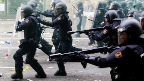 Antidisturbis de la Policia Nacional durant una càrrega contra les protestes per la sentència del judici a l'1-O. EFE