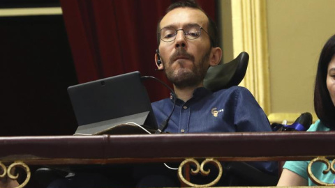 El secretario de Organización de Podemos, Pablo Echenique, sigue desde la tribuna de invitados del Congreso de los Diputados la intervención del líder del partido, Pablo Iglesias, para defender su programa de gobierno, en el debate de la moción de cen