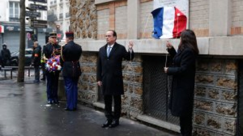 Hollande e Hidalgo recorren los escenarios de los atentados para homenajear a las víctimas