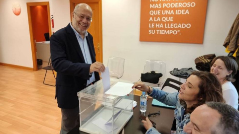 El vicepresidente de Castilla y León y candidato a liderar Cs, Francisco Igea, votando en Valladolid en el proceso para la elección de compromisarios de Ciudadanos. EUROPA PRESS