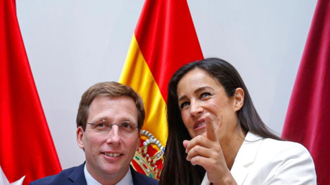 El nuevo alcalde de Madrid, José Luis Martínez Almeida del PP y la vicealcaldesa, Begoña Villacís de Ciudadanos tras la sesión constituyente celebrada hoy en el Palacio de Cibeles. EFE/Emilio Naranjo