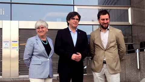 Clara Ponsatí, Carles Puigdemont i Toni Comín a Brussel·les. EFE / Lara Malvesi