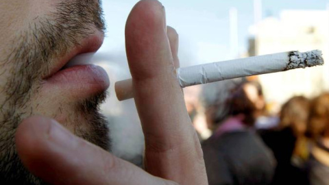 Un hombre fumando un cigarrillo. / EFE