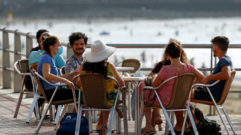 Varias personas en una terraza al lado de la playa, en Las Palmas de Gran Canaria. REUTERS/Borja Suarez