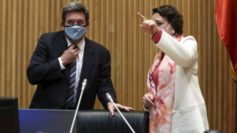 El Ministro de Inclusión, Seguridad Social y Migraciones, José Luis Escrivá, conversa con la presidenta de la Comisión del Pacto de Toledo, Magdalena Valerio, antes de su comparecencia. EFE/Kiko Huesca