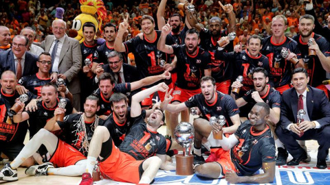 Los jugadores del Valencia Basket celebran con la copa el título de campeones de la Liga ACB. /EFE