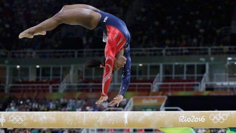 Simone Biles, durant un dels seus exercicis d'or a Rio de Janeiro