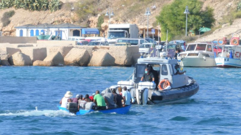 Un grupo de migrantes desembarca en Lampedusa (Italia) el 21 de agosto de 2020 / EFE/ EPA / ELIO DESIDERIO