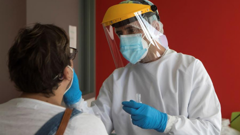 Un enfermero de urgencias del 061 realiza los test PCR en la sede del 061 en Zaragoza / EFE /Toni Galán