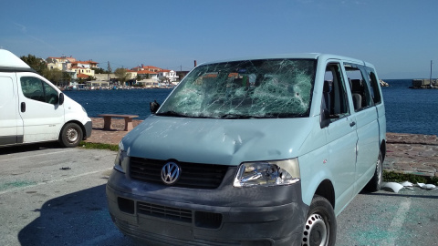 Furgonetas de ONG en el puerto de Zerni (Lesbos).