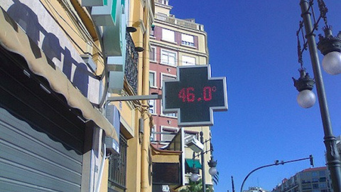 Un termómetro marca 46 grados al sol en Valencia en plena ola de calor.