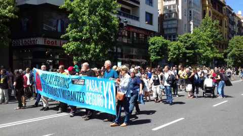 Manifestantes piden que el Gobierno cumpla con su compromiso de acoger refugiados en Santander./Twitter @luismdiavilla