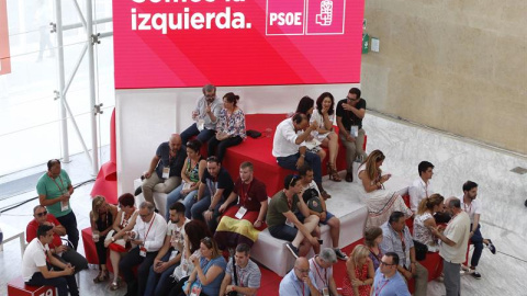 Ambiente esta tarde en el Palacio Municipal de Congresos de Madrid, donde se celebra el 39º Congreso Federal del PSOE, a la espera del plenario de esta noche en el que se discutirá, entre otras cosas, el debate entre monarquía o república. EFE/Javier 