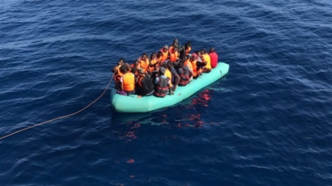 Una de las tres pateras que llegarón el sábado a las costas de Motril, Granada./EUROPA PRESS