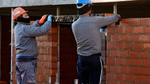 Dos albañiles trabajan en una obra en Valladolid. EFE/Nacho Gallego/Archivo