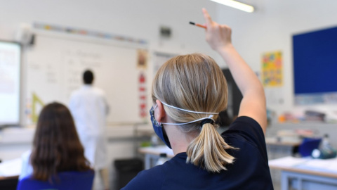 Una alumna con una mascarilla en una escuela de Francia. DANIEL LEAL-OLIVAS / AFP