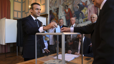 Emmanuel Macron deposita su voto en las urnas en la segunda vuelta de las elecciones al Parlamento de Francia.EFE/Christophe Archambault.