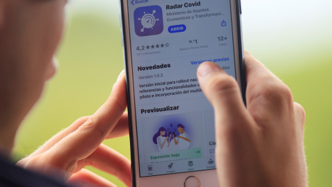 Un usuario descarga la aplicación móvil Radar COVID. EFE/ Cati Cladera/Archivo