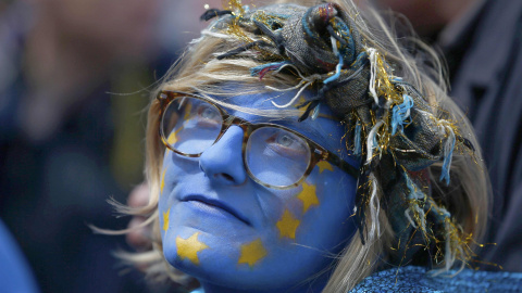 Una manifestante contra el Brexit tiene el rostro pintado con la bandera comunitaria.- REUTERS