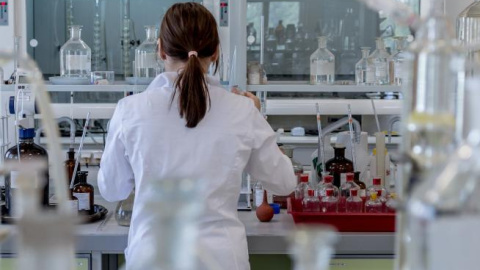 Una investigadora en el laboratorio / EFE