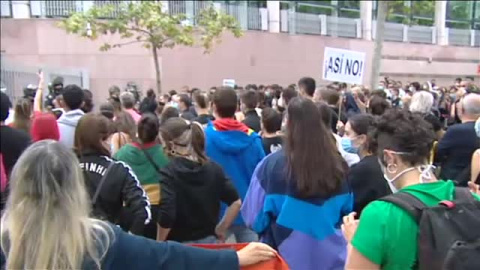 Los vecinos de las zonas confinadas de Madrid salen a la calle contra las medidas de Ayuso