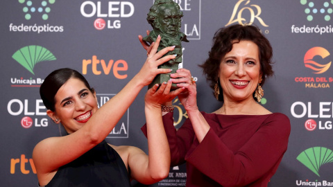 Irene Moray (i), junto a la actriz Elena Martín, con su Goya a mejor corto de ficción en una noche marcada por la ausencia de nominadas. / EFE