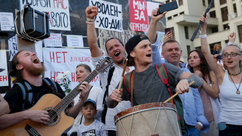 Músicos bielorrusos actúan durante una manifestación en apoyo de la oposición bielorrusa para manifestarse contra la brutalidad policial y los resultados de las elecciones presidenciales, en Minsk./ EFE / EPA / TATYANA ZENKOVICH