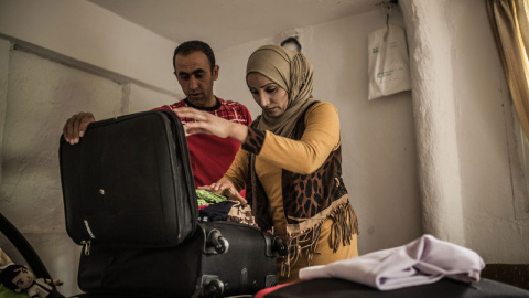 Khalil y Fatem preparan las maletas para partir rumbo a Italia. REPORTAJE FOTOGRÁFICO: Pablo Tosco/ Oxfam Intermón